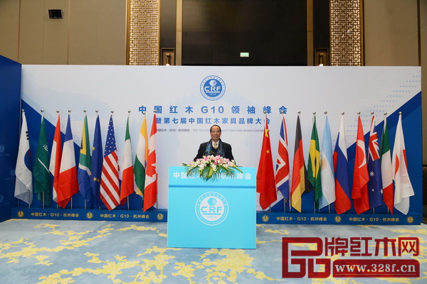 部分政府領(lǐng)導、行業(yè)協(xié)會領(lǐng)導、產(chǎn)區(qū)領(lǐng)導、權(quán)威專家、行業(yè)精英于中國紅木G10領(lǐng)袖峰會舉辦地留影 