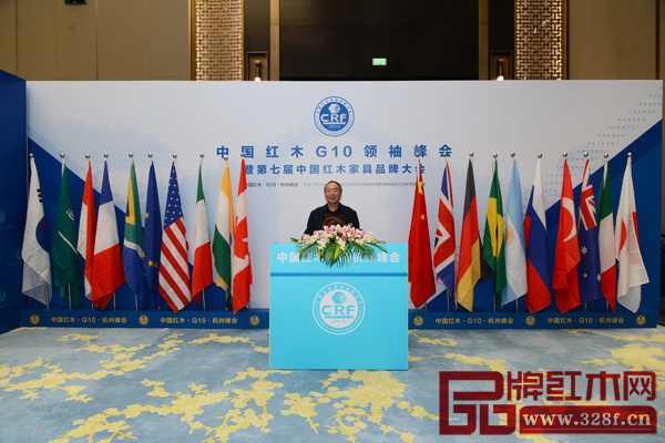 部分政府領(lǐng)導、行業(yè)協(xié)會領(lǐng)導、產(chǎn)區(qū)領(lǐng)導、權(quán)威專家、行業(yè)精英于中國紅木G10領(lǐng)袖峰會舉辦地留影 