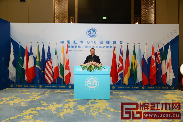 部分政府領(lǐng)導、行業(yè)協(xié)會領(lǐng)導、產(chǎn)區(qū)領(lǐng)導、權(quán)威專家、行業(yè)精英于中國紅木G10領(lǐng)袖峰會舉辦地留影 