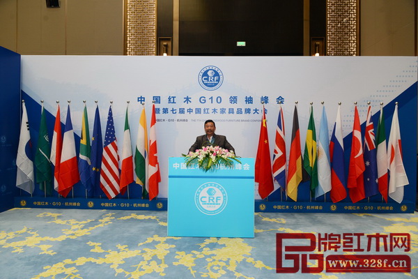 部分政府領(lǐng)導、行業(yè)協(xié)會領(lǐng)導、產(chǎn)區(qū)領(lǐng)導、權(quán)威專家、行業(yè)精英于中國紅木G10領(lǐng)袖峰會舉辦地留影 