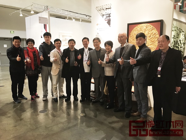 中國(guó)駐洛杉磯總領(lǐng)館總領(lǐng)事劉?。ㄓ椅澹?、中國(guó)駐多倫多總領(lǐng)事成員（右四）、全國(guó)工商聯(lián)執(zhí)委宋建文（左五）、全聯(lián)藝術(shù)紅木家具專委會(huì)執(zhí)行會(huì)長(zhǎng)林偉華（左四）與中國(guó)傳統(tǒng)工藝大師邵湘文（右三）、陳國(guó)壽（左六）在中國(guó)國(guó)家展展廳合影留念等一起為中國(guó)紅木家具點(diǎn)贊