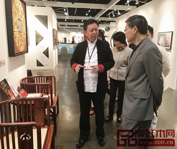 中國(guó)傳統(tǒng)工藝大師陳國(guó)壽（前排左）為中國(guó)駐洛杉磯總領(lǐng)館總領(lǐng)事劉健（前排右）介紹《國(guó)壽椅》