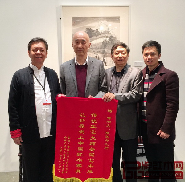全國(guó)工商聯(lián)執(zhí)委、全聯(lián)民間文物藝術(shù)品商會(huì)會(huì)長(zhǎng)、全聯(lián)藝術(shù)紅木家具專(zhuān)委會(huì)會(huì)長(zhǎng)宋建文（右二），全聯(lián)藝術(shù)紅木家具專(zhuān)委會(huì)執(zhí)行會(huì)長(zhǎng)、弘木傳媒CEO林偉華（右一）與兩位中國(guó)傳統(tǒng)工藝大師邵湘文（左二）、陳國(guó)壽（左一）合影留念