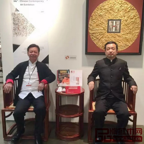 中國(guó)駐洛杉磯總領(lǐng)館文化參贊古今（右）與中國(guó)傳統(tǒng)工藝大師、東莞國(guó)壽紅木董事長(zhǎng)陳國(guó)壽（左）合影留念