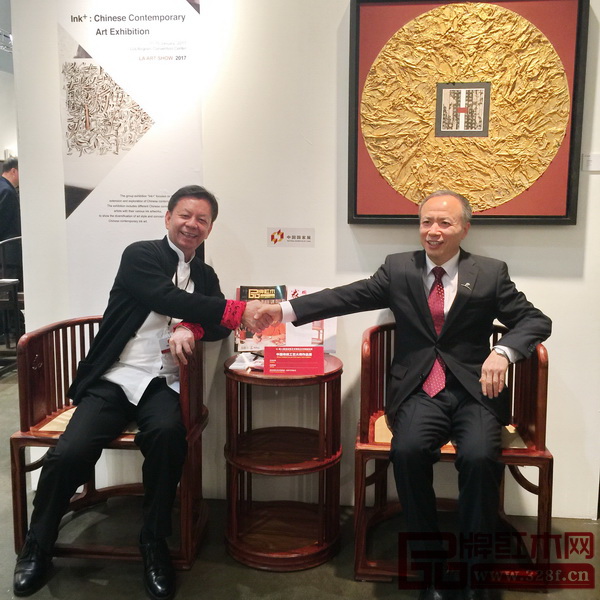 中國(guó)文化傳媒集團(tuán)副董事長(zhǎng)宋合意（右）與中國(guó)傳統(tǒng)工藝大師、國(guó)壽紅木董事長(zhǎng)陳國(guó)壽 （左）合影留念