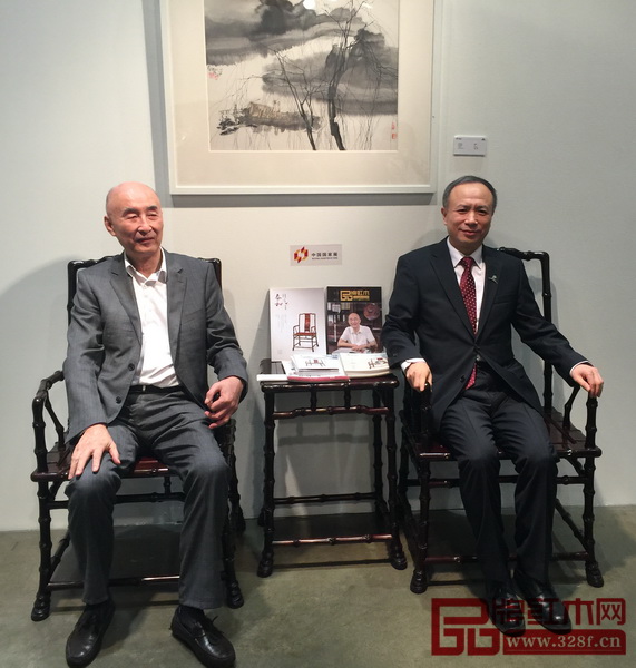 中國(guó)文化傳媒集團(tuán)副董事長(zhǎng)宋合意（右）與中國(guó)傳統(tǒng)工藝大師、深圳泰和園董事長(zhǎng)邵湘文 （左）合影留念