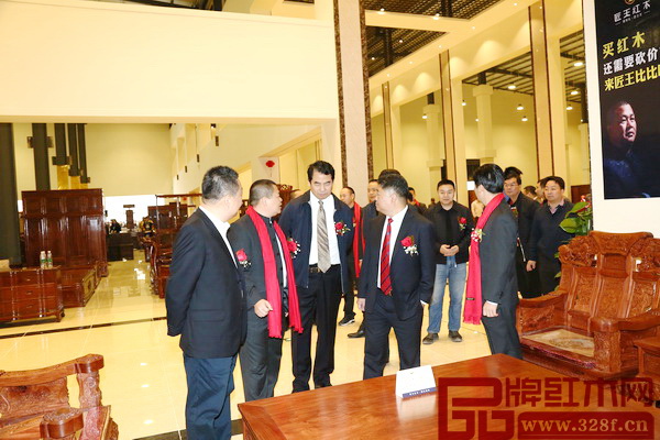 領(lǐng)導(dǎo)嘉賓參觀匠王紅木五華紅木文化產(chǎn)業(yè)園旗艦店