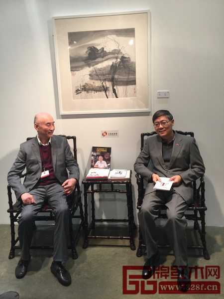 中國(guó)駐洛杉磯總領(lǐng)館總領(lǐng)事劉健（右）與中國(guó)傳統(tǒng)工藝大師、深圳泰和園董事長(zhǎng)邵湘文 （左）合影留念