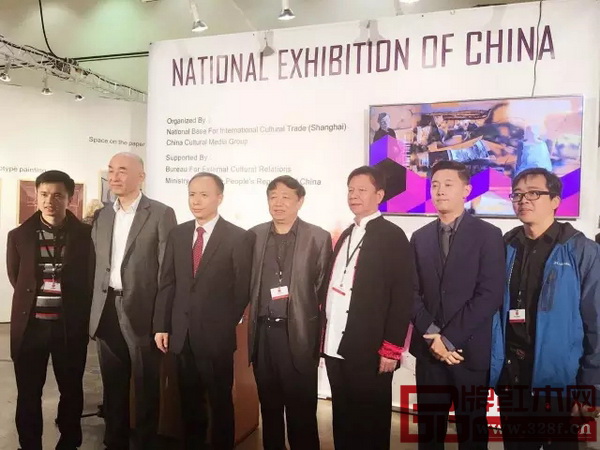 全國(guó)工商聯(lián)執(zhí)委、全聯(lián)民間文物藝術(shù)品商會(huì)會(huì)長(zhǎng)、全聯(lián)藝術(shù)紅木家具專委會(huì)會(huì)長(zhǎng)宋建文（左四），中國(guó)文化傳媒集團(tuán)副董事長(zhǎng)宋合意（左三）、全聯(lián)藝術(shù)紅木家具專委會(huì)執(zhí)行會(huì)長(zhǎng)、弘木傳媒CEO林偉華（左一）與中國(guó)傳統(tǒng)工藝大師邵湘文（左二）、陳國(guó)壽（右三）在中國(guó)國(guó)家展展廳合影留念