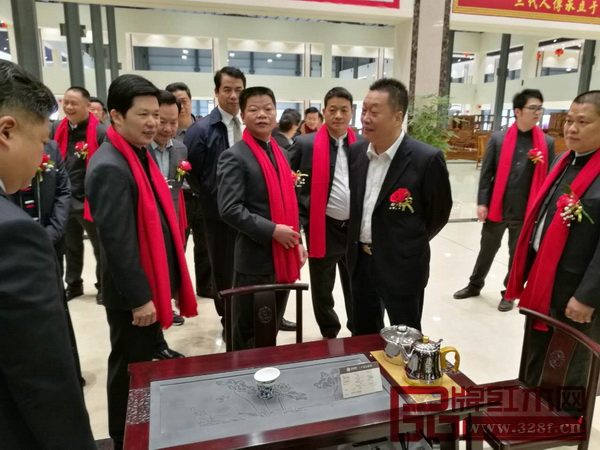 水雨軒董事長廖升中(中間)帶領(lǐng)嘉賓們參觀水雨軒位于五華紅木文化產(chǎn)業(yè)園的展廳 水雨軒董事長廖升中(中間)帶領(lǐng)嘉賓們參觀水雨軒位于五華紅木文化產(chǎn)業(yè)園的展廳