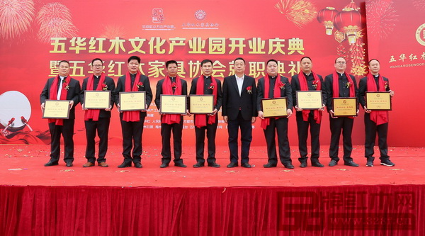 水雨軒董事長廖升中(左四)正式就職五華紅木家具協(xié)會執(zhí)行會長并接受頒牌 水雨軒董事長廖升中(左四)正式就職五華紅木家具協(xié)會執(zhí)行會長并接受頒牌