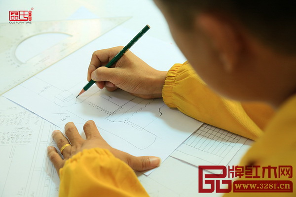 區(qū)氏臻品廠長區(qū)根榮手繪生產(chǎn)細(xì)節(jié)圖 區(qū)氏臻品廠長區(qū)根榮手繪生產(chǎn)細(xì)節(jié)圖