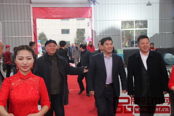 東陽(yáng)市常務(wù)副市長(zhǎng)李寶春等領(lǐng)導(dǎo)出席明堂紅木春晚 東陽(yáng)市常務(wù)副市長(zhǎng)李寶春等領(lǐng)導(dǎo)出席明堂紅木春晚