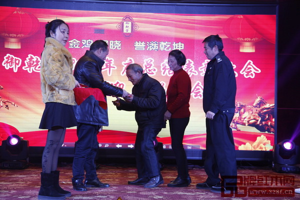 馬海軍給御乾堂全體員工發(fā)放金鑰匙 馬海軍給御乾堂全體員工發(fā)放金鑰匙