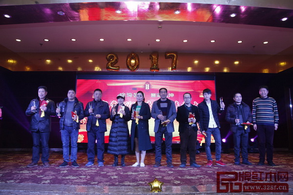 優(yōu)秀員工獎獲得者留影 優(yōu)秀員工獎獲得者留影