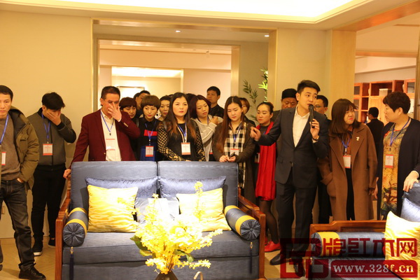 來自全國(guó)各地的經(jīng)銷商參觀當(dāng)代東方家具世珀展廳 來自全國(guó)各地的經(jīng)銷商參觀當(dāng)代東方家具世珀展廳