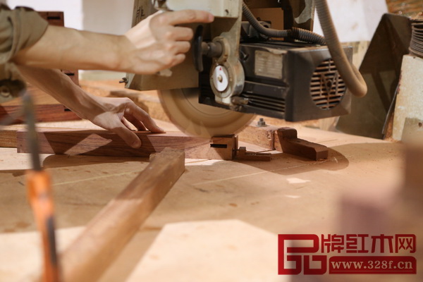 《國壽椅》制作流程——打榫鑿眼 《國壽椅》制作流程——打榫鑿眼