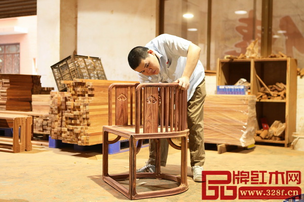 《國壽椅》制作流程——木工組裝 《國壽椅》制作流程——木工組裝