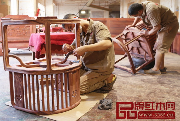 《國壽椅》制作流程——反復刮磨 《國壽椅》制作流程——反復刮磨