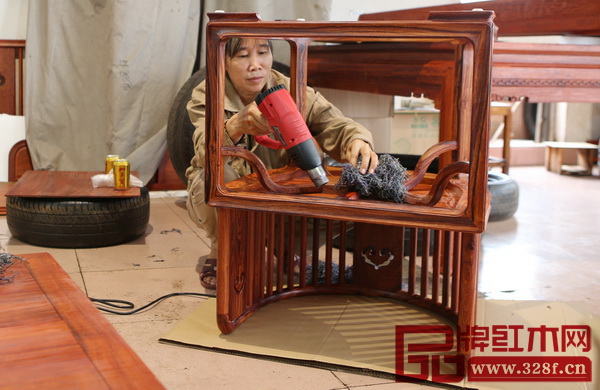 《國壽椅》制作流程——表面燙蠟 《國壽椅》制作流程——表面燙蠟