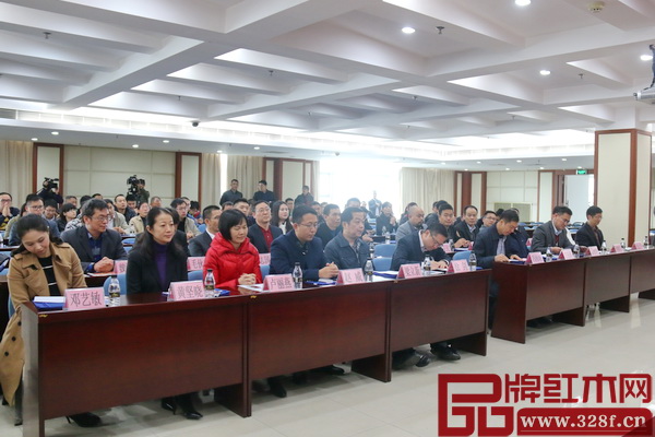 “匠心筑夢，2016年中山十大工匠”頒獎典禮隆重舉行，現(xiàn)場領(lǐng)導(dǎo)嘉賓及獲獎工匠近百人共同出席