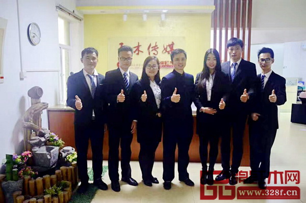 弘木傳媒東陽辦全體員工恭祝全國紅木家具企業(yè)財源廣進,2017年持續(xù)讓東陽紅木更深入人心 弘木傳媒東陽辦全體員工恭祝全國紅木家具企業(yè)財源廣進,2017年持續(xù)讓東陽紅木更深入人心