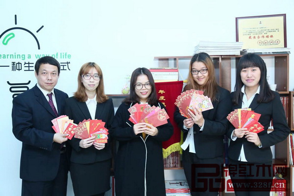 弘木傳媒編輯部全體員工恭祝全國紅木家具企業(yè)財運亨通,2017年繼續(xù)做更專業(yè)的媒體報道 弘木傳媒編輯部全體員工恭祝全國紅木家具企業(yè)財運亨通,2017年繼續(xù)做更專業(yè)的媒體報道