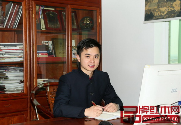 全聯(lián)藝術(shù)紅木家具專委會執(zhí)行會長、弘木傳媒CEO林偉華 全聯(lián)藝術(shù)紅木家具專委會執(zhí)行會長、弘木傳媒CEO林偉華