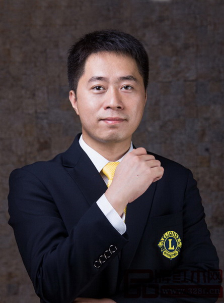 中山市紅木家具行業(yè)協(xié)會副會長、大匯堂總經(jīng)理 胡春龍 中山市紅木家具行業(yè)協(xié)會副會長、大匯堂總經(jīng)理 胡春龍