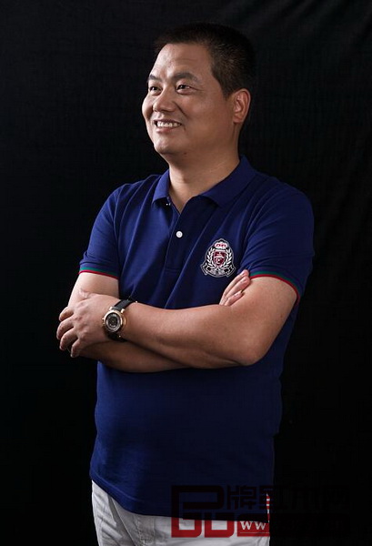 全聯(lián)藝術(shù)紅木家具專委會主席團(tuán)主席、中信紅木董事長 李忠信 全聯(lián)藝術(shù)紅木家具專委會主席團(tuán)主席、中信紅木董事長 李忠信