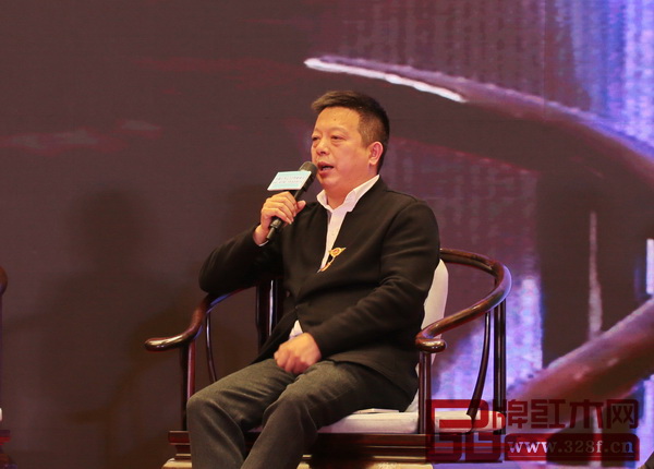 東陽市紅木家具行業(yè)協(xié)會常務(wù)副會長、明堂紅木總經(jīng)理 張向榮 東陽市紅木家具行業(yè)協(xié)會常務(wù)副會長、明堂紅木總經(jīng)理 張向榮