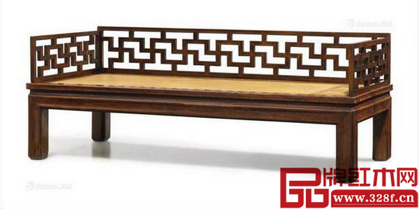 晚明黃花梨攢接卍字紋圍子羅漢床在香港蘇富比“明式家具——亞洲私人收藏”專場拍賣中以1184萬港元奪魁 晚明黃花梨攢接卍字紋圍子羅漢床在香港蘇富比“明式家具——亞洲私人收藏”專場拍賣中以1184萬港元奪魁