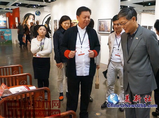 美新社關(guān)于中國駐洛杉磯總領(lǐng)館總領(lǐng)事劉健(前排右)參觀國壽椅的報道截圖 美新社關(guān)于中國駐洛杉磯總領(lǐng)館總領(lǐng)事劉?。ㄇ芭庞遥﹨⒂^國壽椅的報道截圖