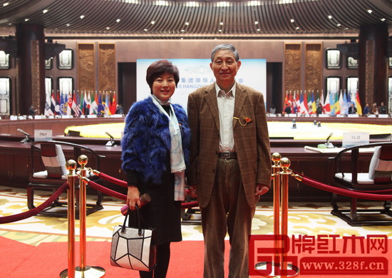 原故宮博物院文?？萍疾恐魅尾莒o樓（右）與瑞昇家居總經(jīng)理饒穎（左）在G20峰會主會場合影留念