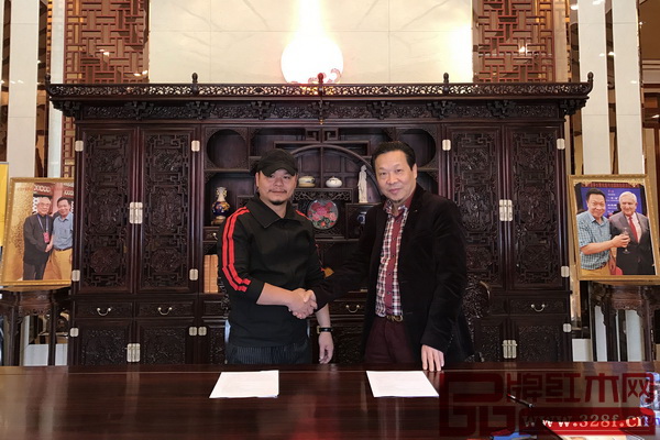 紅寶軒董事長曹兆庭（右）與頂級品牌策劃專家楊六簽署品牌戰(zhàn)略協(xié)議