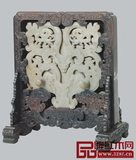 圖4 紫檀嵌玉螭龍插屏(玉件上雕螭龍紋) 圖4 紫檀嵌玉螭龍插屏(玉件上雕螭龍紋)