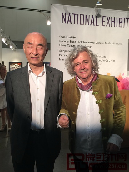 中國傳統(tǒng)工藝大師、泰和園董事長邵湘文與美國藝術(shù)圈的名流及好萊塢明星合影留念