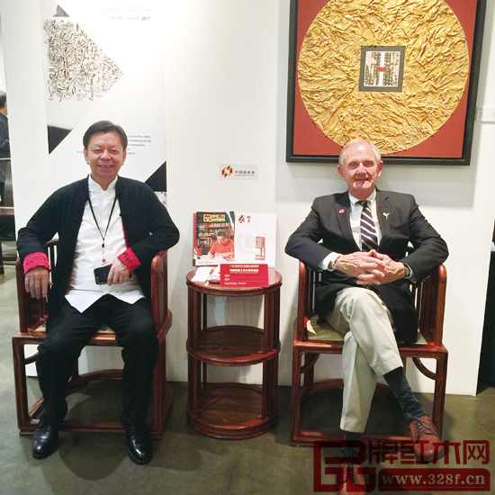 《國壽椅》吸引了眾多美國藝術名流及好萊塢明星前來合影留念 《國壽椅》吸引了眾多美國藝術名流及好萊塢明星前來合影留念