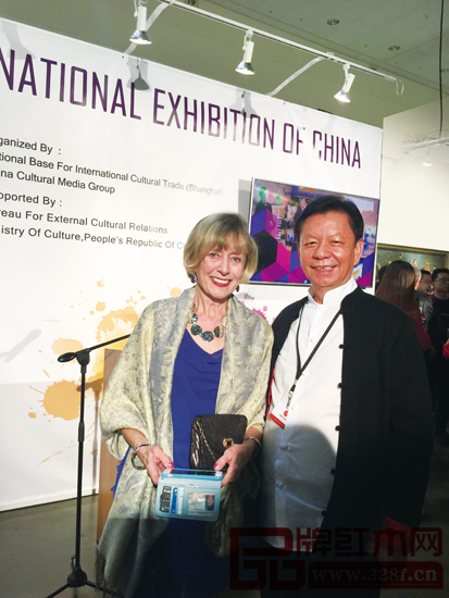 眾多美國藝術(shù)名流及好萊塢明星與國壽椅創(chuàng)始人陳國壽合影留念