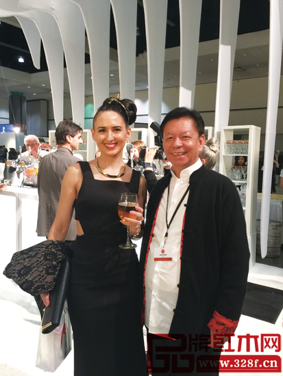 眾多美國藝術(shù)名流及好萊塢明星與國壽椅創(chuàng)始人陳國壽合影留念 眾多美國藝術(shù)名流及好萊塢明星與國壽椅創(chuàng)始人陳國壽合影留念