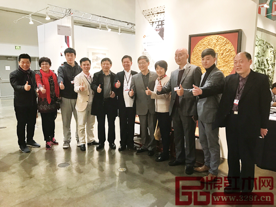 中國傳統(tǒng)工藝大師陳國壽（左六）與中國駐洛杉磯總領(lǐng)館總領(lǐng)事劉?。ㄓ椅澹?、中國駐多倫多總領(lǐng)事成員（右四）、全國工商聯(lián)執(zhí)委宋建文（左五）、全聯(lián)藝術(shù)紅木家具專委會執(zhí)行會長林偉華（左四）在中國國家展展廳合影留念并一起為中國紅木家具點(diǎn)贊