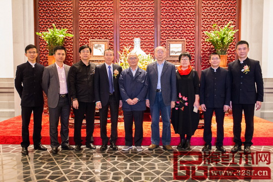 永華紅木董事長陳達(dá)強(qiáng)（左四）與中國高等教育家具設(shè)計(jì)專業(yè)創(chuàng)始人胡景初（中），中國紅木家具技術(shù)專家曹新民（右四），華南農(nóng)業(yè)大學(xué)研究生導(dǎo)師郭瓊（右三），全聯(lián)藝術(shù)紅木家具專委會執(zhí)行會長、弘木傳媒CEO林偉華（左二）等領(lǐng)導(dǎo)嘉賓在永華紅木藝術(shù)館合影留念