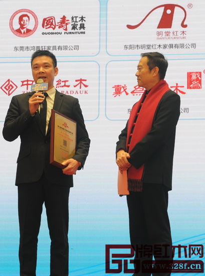 永華紅木副總經(jīng)理邱志坤（左）在品牌大會現(xiàn)場代表企業(yè)接受央視主持人趙保樂的采訪