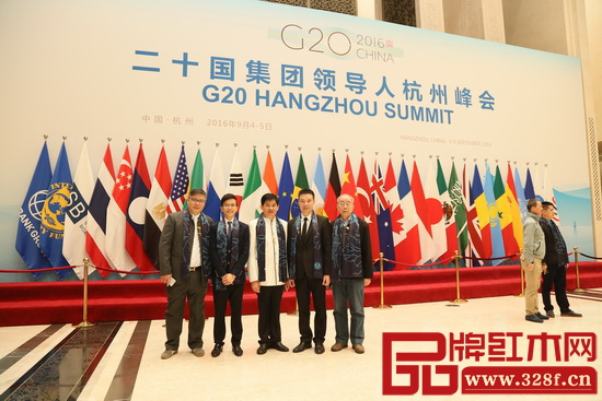 永華紅木副總經(jīng)理邱志坤（右二）、陳國偉（左二）與全聯(lián)藝術(shù)紅木家具專委會專家顧問曹新民（右一）、謝巧明（中）等合影留念