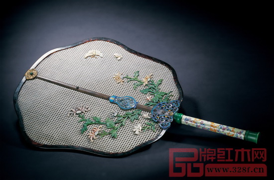 清乾隆 象牙絲編織菊蝶圖畫琺瑯柄宮扇拍出了302.4萬元的天價