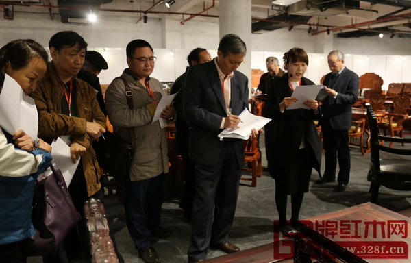 2016年中國紅木家具精品評選現場，專家團進行現場打分