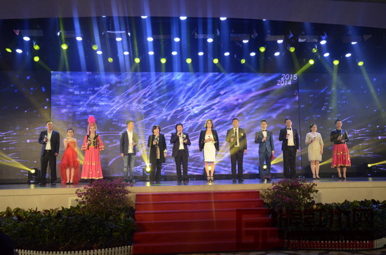 戴為紅木高層管理人員一同上臺(tái)祝酒表祝福