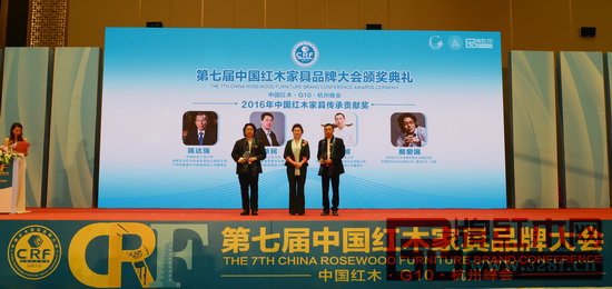 戴為紅木總裁戴愛國(guó)( 左一) 被授予“2016年中國(guó)紅木家具傳承貢獻(xiàn)獎(jiǎng)”稱號(hào) 戴為紅木總裁戴愛國(guó)( 左一) 被授予“2016年中國(guó)紅木家具傳承貢獻(xiàn)獎(jiǎng)”稱號(hào)