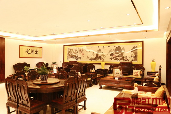 書法、山水畫、紅木家具交輝相應(yīng)——龍博士家具展廳圖