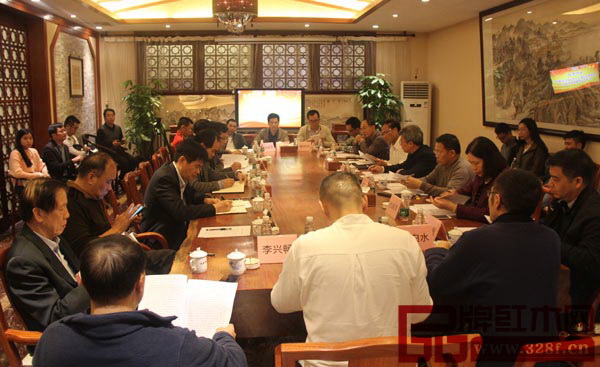 “2016中山市紅木家具產(chǎn)業(yè)文化發(fā)展協(xié)商懇談會”在東成紅木舉行 “2016中山市紅木家具產(chǎn)業(yè)文化發(fā)展協(xié)商懇談會”在東成紅木舉行